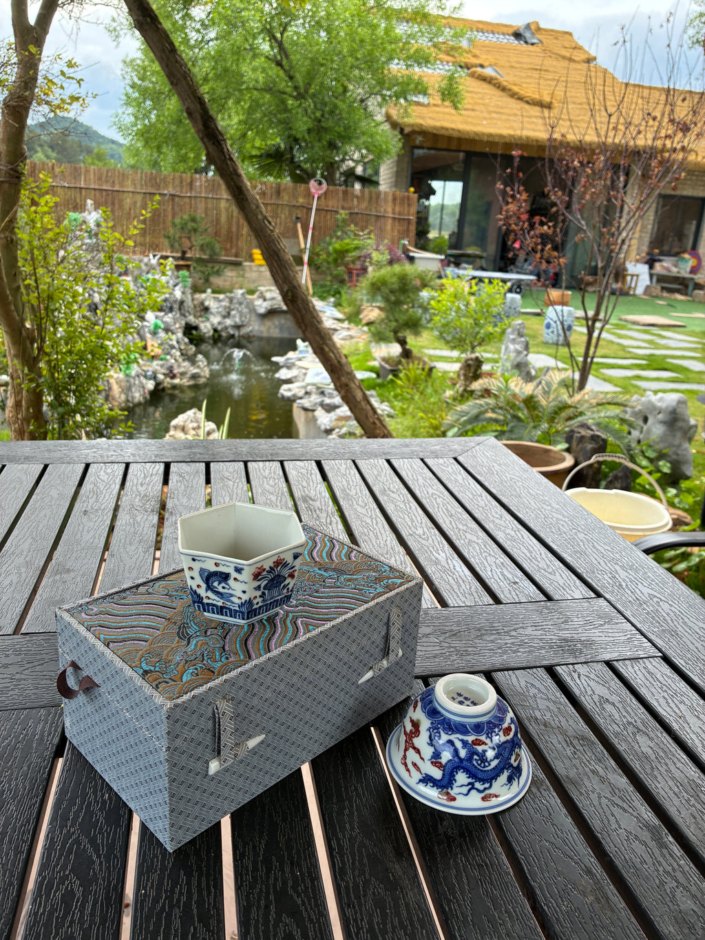 Yu Zhi Lou" Studio Hand- painted Imperial "Cloud Dragon" Ya Shou Bei（Flared Teacup）